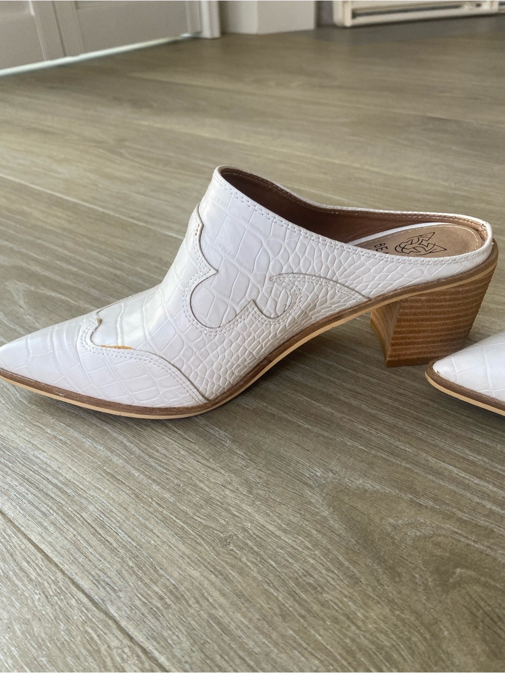 BEAST FASHION White Croc-Embossed Leather Mule Boots with Stacked Heel size 9 - Picture 4 of 12